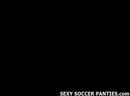 كرة القدم فاتنة مارس الجنس ووجه من قبل الديك كبير.