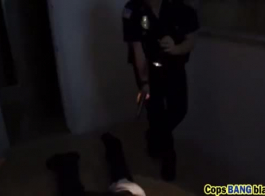رجال شرطة قرنية تستخدم الديك السلس.