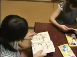 طالب ياباني لطيف يمتلك فيديو إباحي مصنوع من المنزل مع ريكي جونسون ، خلال جلسة دراسية.