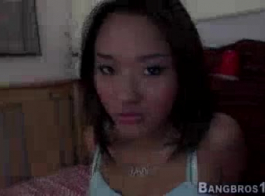 الصيني الهواة في سن المراهقة فاتنة كان صنع فيديو إباحي، لأنها أرادت كسب الكثير من المال