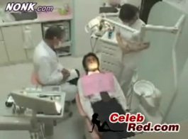 تعطي الممرضة اليابانية مع النظارات من دواعي سروري لرجل من زملائها، بينما الركوع أمامه