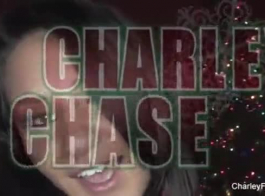 مثير غريب تشارلي تشيس في عرقها الحلو.
