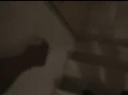 امرأة أشقر رائعة ذات شعر أشقر تمارس الجنس في غرفة نومها وتصرخ أثناء كومينغ.