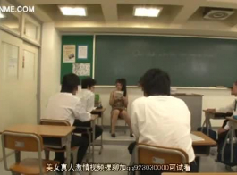 المعلم قرنية يمارس الجنس بفارغ الصبر أحد طلابه الجميلين ، في فصلهم الدراسي الضخم في فترة ما بعد الظهر.