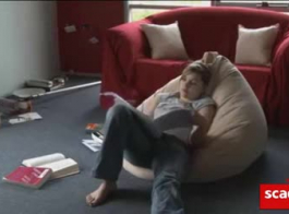 أشقر ساخن في مجموعة إباحية الفيديو الملاعين رجل قبالة الأريكة