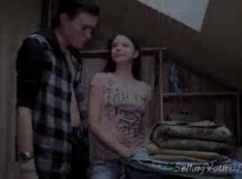 امرأة سمراء في سن المراهقة الروسية مع جسم جيد يمارس الجنس مع رجل من نادي الإباحية الخاصة