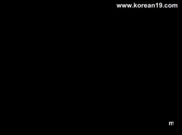 الكورية مثير فتاة في اللعب موقف اللسان القسري