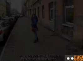 امرأة سمراء التشيكية الساخنة لديها بلدات سرية في مكان مهجور