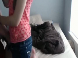امرأة سمراء مذهلة الشعر الوردي وزي الجلود الأزرق، ميتشا بروكس يستمناء في غرفة الصابون.