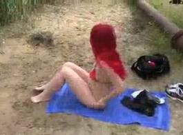 حار، حمراء الشعر الفرخ هو ممارسة الجنس مع رجل ناضج ترغب في اللعنة.