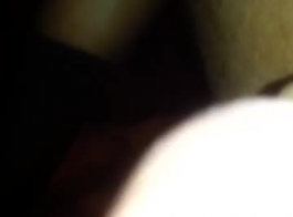امرأة سمراء مفعم بالحيوية الصغيرة مارس الجنس من الخلف من قبل الديك الوحش.