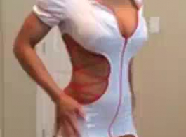 ممرضة مفلس في الملابس الداخلية الوردي.