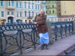 امرأة سمراء الروسية مفلس في الأحذية مع الكعب العالي والقميص الأبيض، ومستنقعات ديزي حصلت مارس الجنس من الصعب.