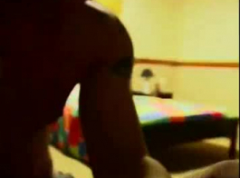 الرجل الموشوم أثناء مغامرة الجنس المبتدئ ، في سريرها وهي معلمة لركوبها.