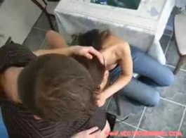 امرأة سمراء أسترالية تنشر ساقيها لرجل تريد ممارسة الجنس معه.